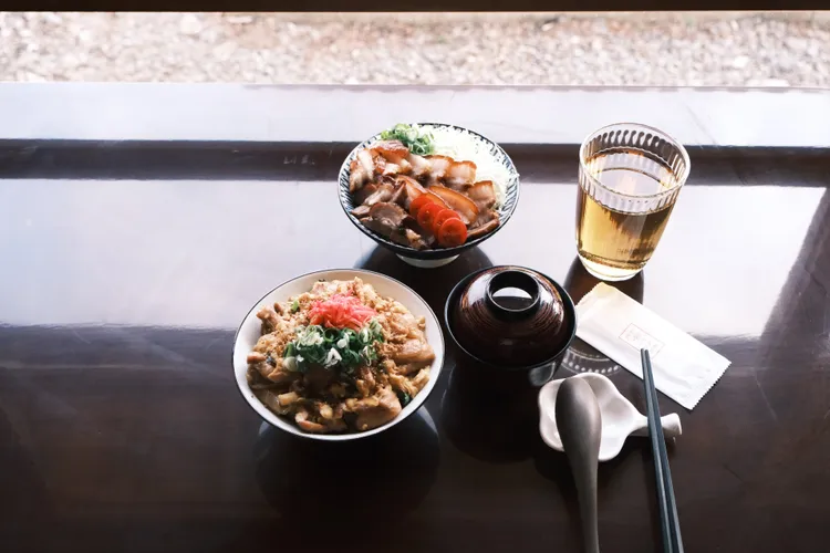 「北町丼飯屋」特別設計了台東限定版丼飯「Q梅叉燒丼」，或是運用台東在地「油芒」所製作的「田中央的那一碗」，以油芒的創意和經典親子丼融合，讓丼飯料理能有更多選擇。雲品國際提供