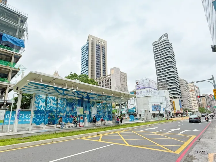 高雄「鼓山區」預售屋每坪均價突破5字頭，凸顯每坪便宜20萬的中古屋很實惠。永慶房產集團提供