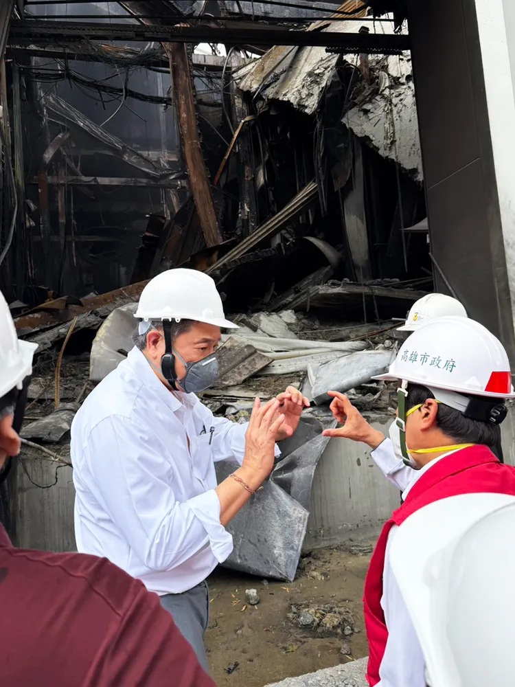 台泥董事長張安平中斷海外公務行程，緊急返台親抵現場指揮坐陣。台泥提供