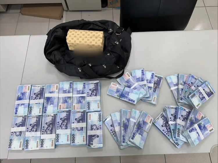 警方查扣贓款。八德警分局提供