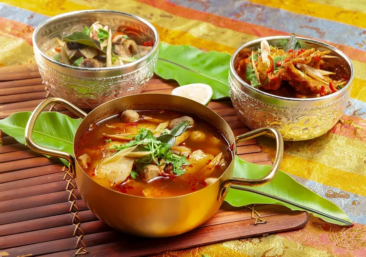 「椰汁綠咖哩雞」（左）以泰式綠咖哩融合椰奶燉煮雞肉，香濃不膩，老少咸宜；「冬蔭功酸辣魚」（中）酸爽開胃、香氣豐富；「泰式紅咖哩蟹」（右）醬汁香濃包裹蟹肉，海鮮控一試傾心。台北凱撒大飯店提供
