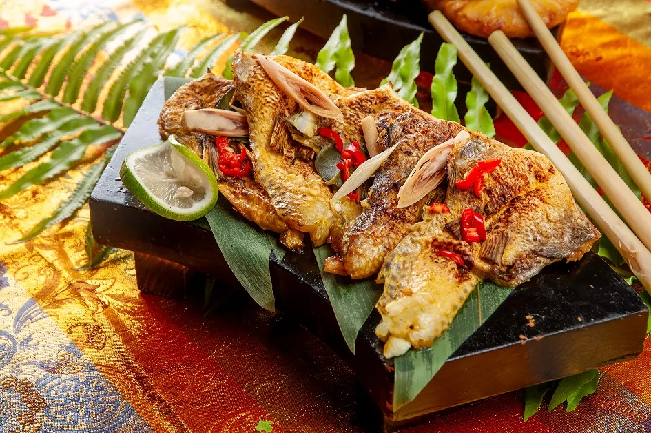 「姜黄烤鱼下巴」刷上特制香料酱慢火炙烤,外皮微酥、鱼肉鲜美,姜黄香气层层绽放。台北凯撒大饭店提供
