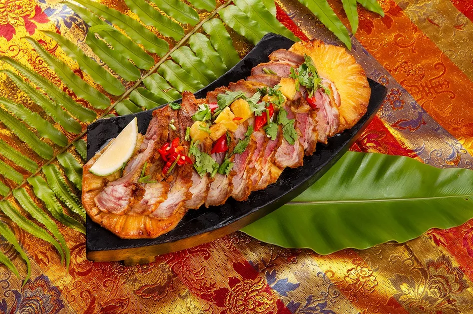 「姜黄烤猪颈肉」选用油花分布均匀、弹嫩多汁的猪颈肉,佐以南洋风味的姜黄香料腌制,慢火炙烤,表皮微焦、肉香诱人。台北凯撒大饭店提供