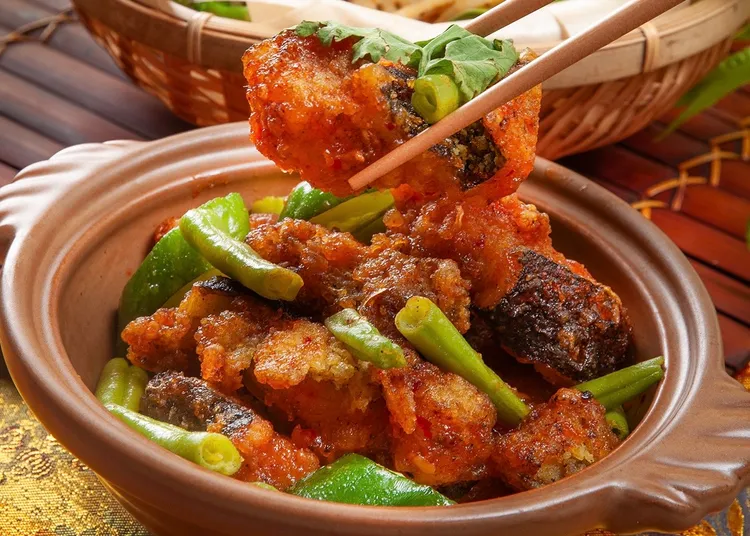 「南洋是拉差炒錢鰻」選用鮮嫩錢鰻搭配微辣帶甜的特調是拉差醬，滋味豐富跳躍、充滿南洋風情。台北凱撒大飯店提供