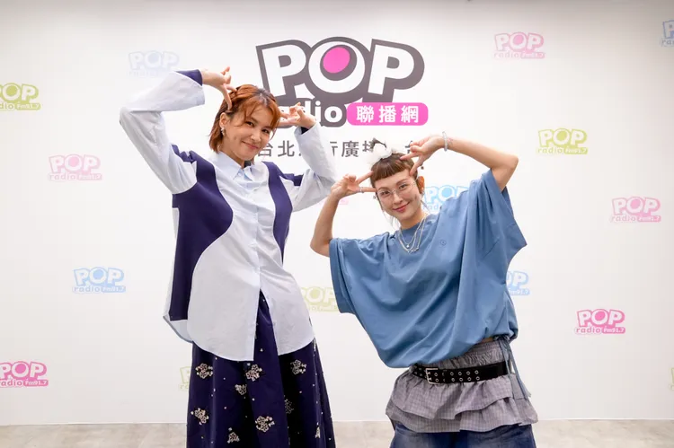 曾沛慈（左）帶著新專輯作客閨蜜魏如昀電台節目。POP Radio提供