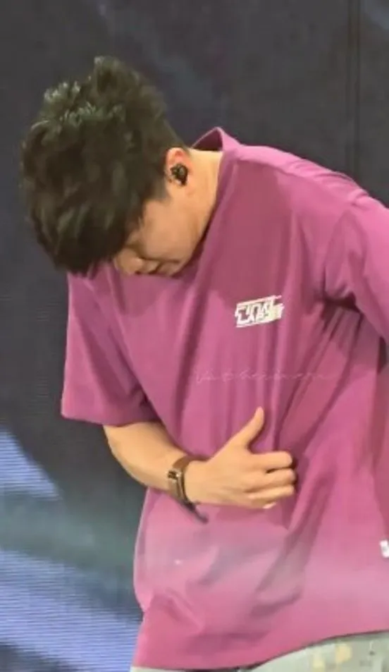 林俊傑緊抓腹部，試圖熬過疼痛。翻攝挑吃兔微博