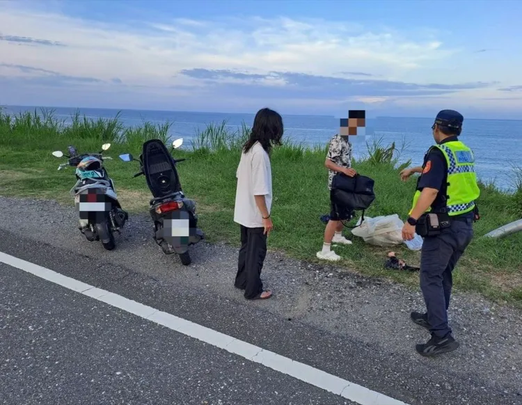 男子與友人騎機車環島疑因背包緊貼排氣管引火警。警方提供
