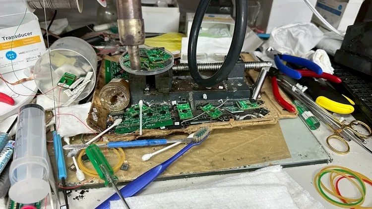 桌面上留下經竄改的探頭晶片，顯示不法集團已有規模性操作，非單一事件。