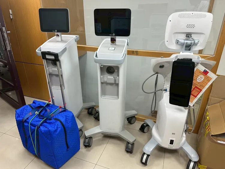 赫然驚見海芙音波、鳳凰電波等知名品牌的機器與探頭，卻並非來自原廠，疑似遭到破解與非法引進。別拿臉當實驗品！醫美假貨藏著看不見的危機。
