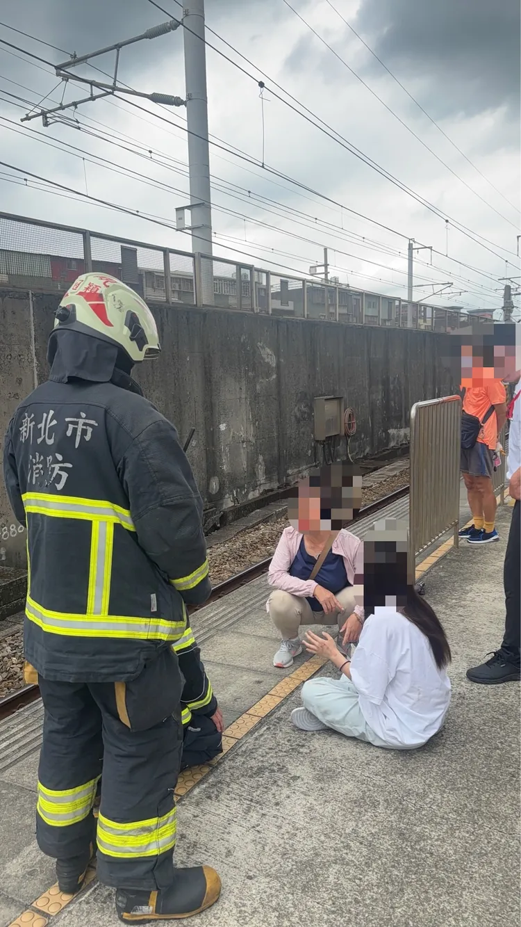 消防人員到場將女子送醫。翻攝畫面