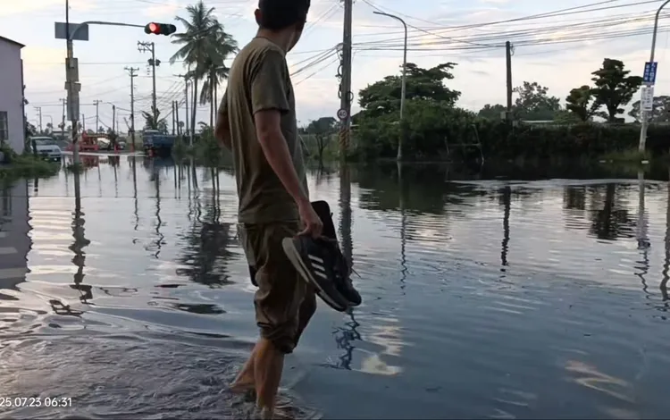 東港鎮積水已蓋過腳踝。翻攝葉而項臉書