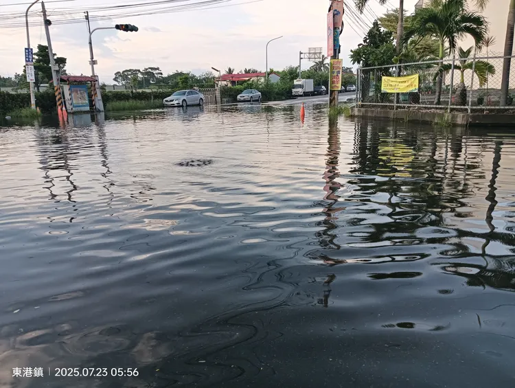東港鎮多處都有積淹水現象。翻攝葉而項臉書