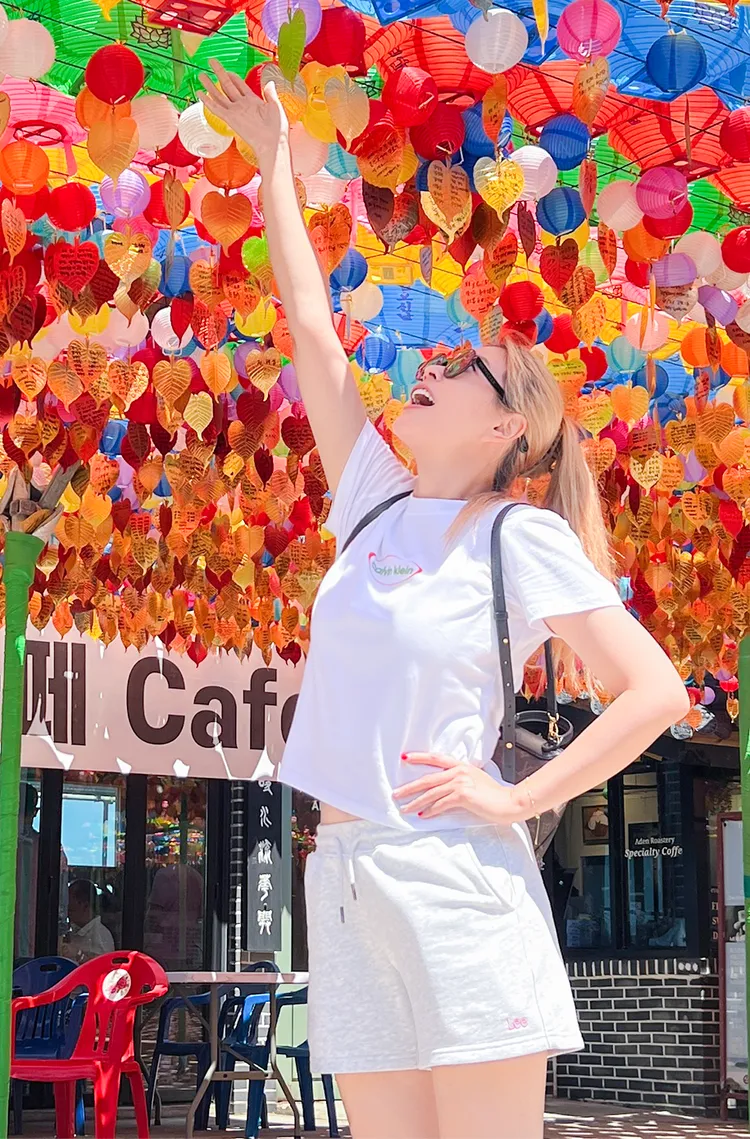 李燕加碼帶隊遊釜山，在海東龍宮寺拍照。品牌提供