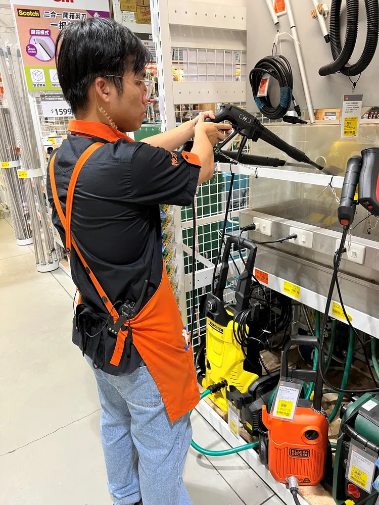 特力屋工具達人示範使用強力高壓清洗機，更有效率清整髒汙。業者提供