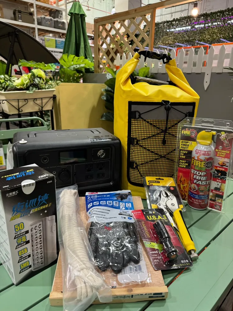 台灣正值颱風季且位於地震帶，特力屋提醒防災準備除了囤食糧，「及時防護用品」也很重要。業者提供