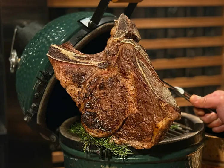 館內ROBIN'S牛排屋推出「日本F1帶骨牛排」，期間4人享用指定套餐送日本威士忌。晶華酒店提供