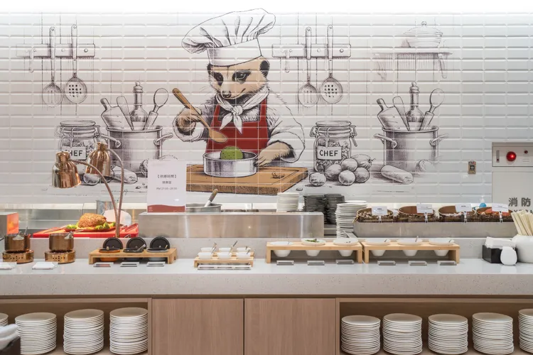 爸爸指定服裝抵用券適用Phoenix餐廳可品嘗現沖牛肉湯、現切爐烤牛排等餐點。六福莊提供