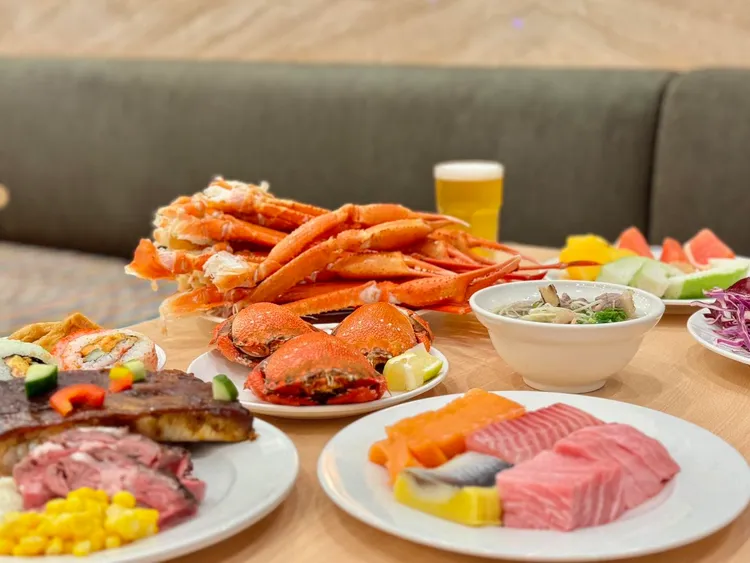 館內吃到飽4人同行享用自助晚餐，期間爸爸只要888元。福容大飯店花蓮店提供