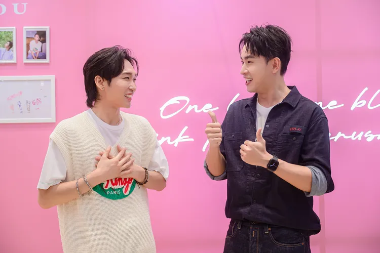 陳謙文教成員YUKU唱歌曲「相愛有影」。葡萄長文創工作室提供