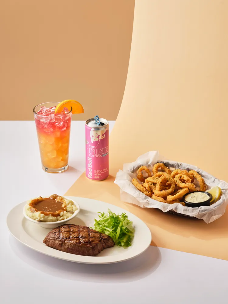 Red Bull x Texas Roadhouse 合作推出期間限定的「不斷電套餐」，為玩家充電回血再戰疊磚排行。Red Bull提供