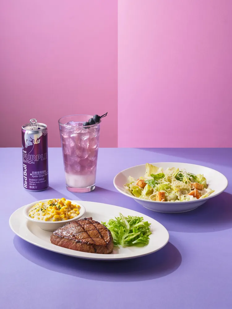 Red Bull x Texas Roadhouse 跨界合作推出能量不斷電企劃。Red Bull提供