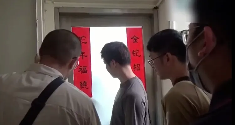 警方前往融資公司搜索。警方提供