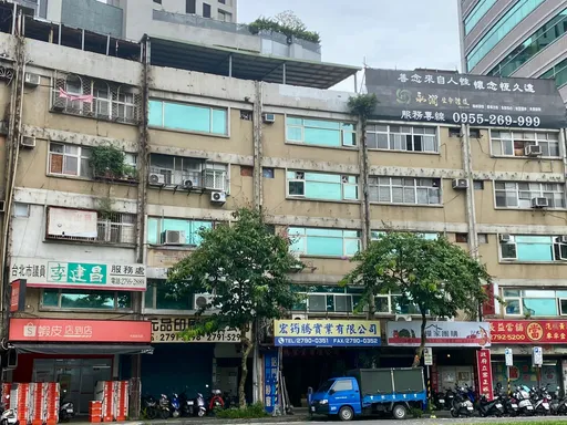 雙北老舊公寓內部像皇宮?網笑:富有得很有禮貌