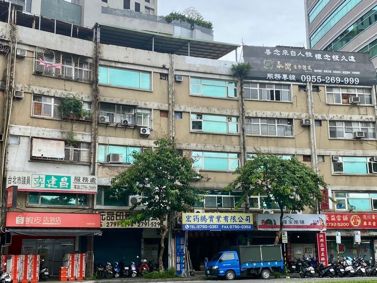 雙北老舊公寓內部像皇宮？網笑：富有得很有禮貌　