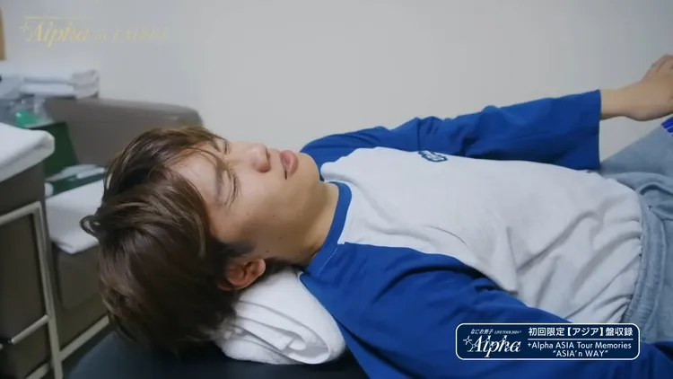 浪花男子去年登上台北小巨蛋開唱，藤原丈一郎首場就骨折，痛苦畫面曝光。翻攝YouTube