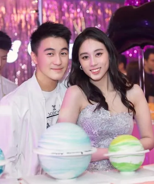 何猷君與親妹妹何超欣感情很好。翻攝何猷君IG