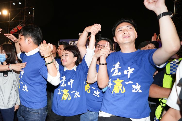2.5萬人簇擁！盧秀燕攜手蔣萬安、台中3藍委進場  現場民眾嗨翻