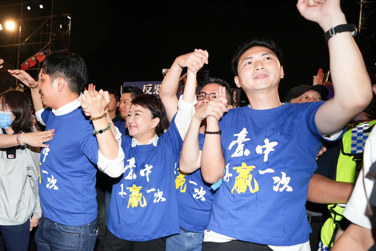 国民党19日晚间举办「中台湾再赢一次」反恶罢造势。李俊毅翻摄