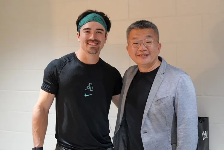 卡洛爾和蔡其昌合影。  中職提供