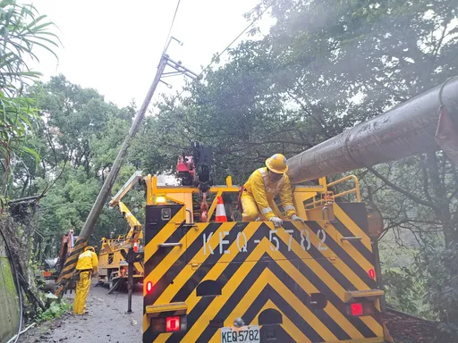 中颱丹娜絲一度造成全台9655戶停電 高雄仍近3000戶待搶修復電