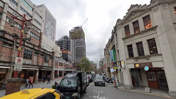 李多慧拍照地點應該在迪化街永樂市場內（左側），背景則是大稻埕遊客中心所在建物（右側）。翻攝自Google地圖