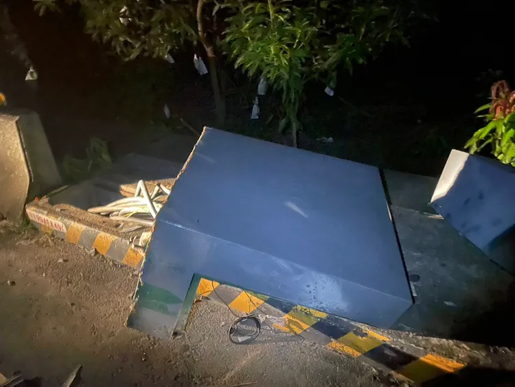 陳男自撞護欄及台電電箱。翻攝畫面