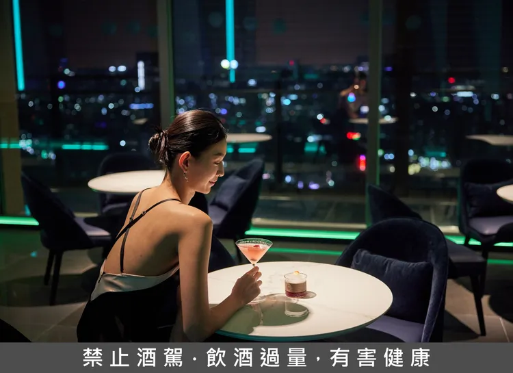 嘉義福容voco酒店使用住宿券最高1.8折，32樓設置了空中酒吧及高空玻璃步道，白天眺望阿里山，晚上將嘉義夜景一覽無遺。業者提供