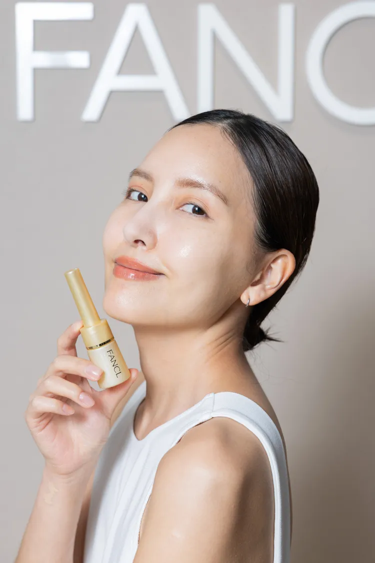 FANCL推出全新逆齡全效活顏肌底精萃。品牌提供