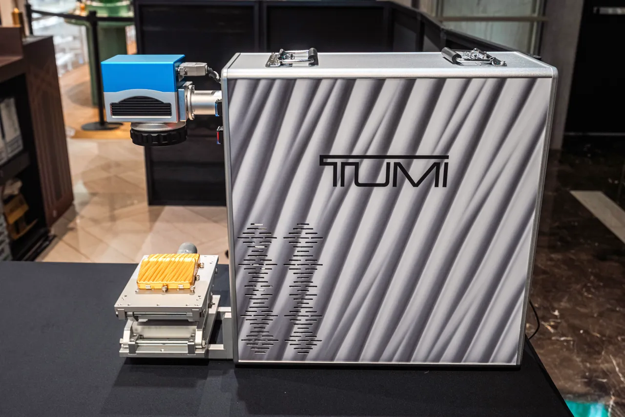 TUMI信義A9期間限定概念店專屬雷射客製化刻印服務。品牌提供