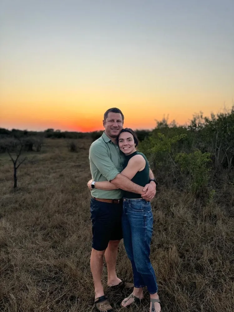 康拉迪夫婦。翻攝自X @InsideOutNews_