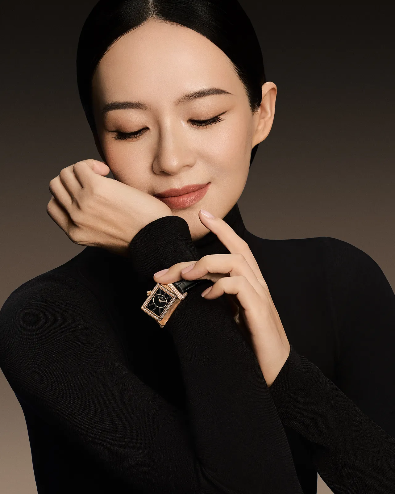 章子怡戴上积家Reverso One Duetto Jewellery翻转系列双面珠宝腕表。品牌提供