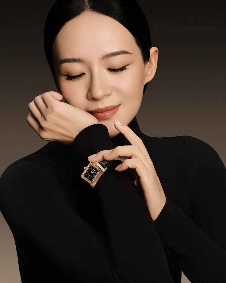 章子怡戴上積家Reverso One Duetto Jewellery翻轉系列雙面珠寶腕錶。品牌提供