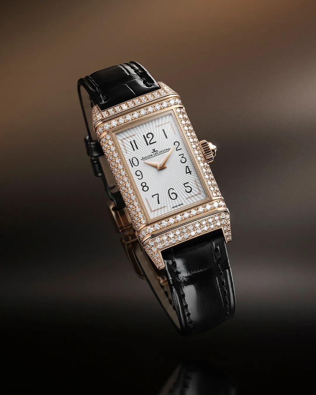 积家Reverso One Duetto Jewellery翻转系列双面珠宝腕表,40*20mm,750/1000玫瑰金表壳,正面银色太阳放射状饰纹表盘,背面金光黑色表盘,黑色鳄鱼皮表带 或 750/1000玫瑰金密镶钻石表带, 积家844型手动上链机械机芯,动力储存50小时。品牌提供