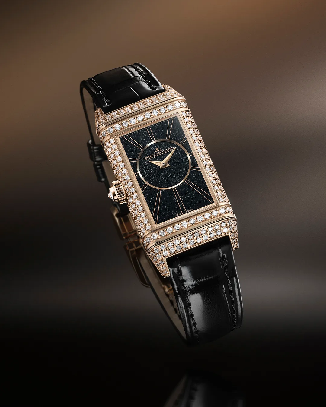 积家Reverso One Duetto Jewellery翻转系列双面珠宝腕表,40*20mm,750/1000玫瑰金表壳,正面银色太阳放射状饰纹表盘,背面金光黑色表盘,黑色鳄鱼皮表带 或 750/1000玫瑰金密镶钻石表带, 积家844型手动上链机械机芯,动力储存50小时。品牌提供