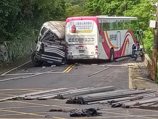 砂石車肇禍!打滑撞對向國光客運1死14傷 現場慘狀曝光