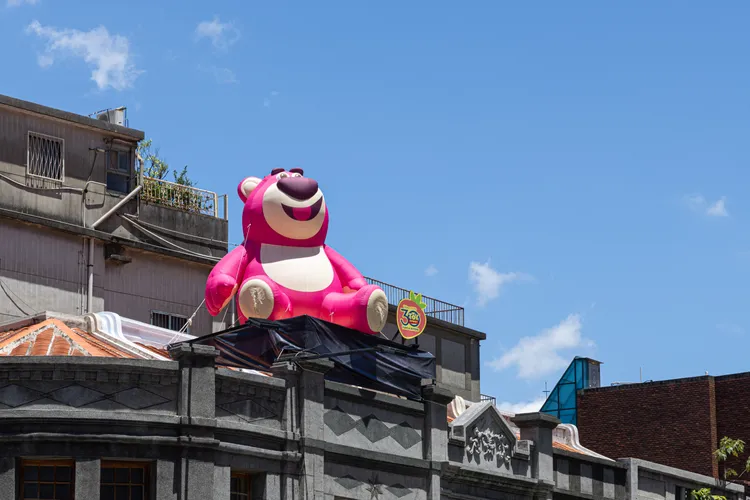 3公尺高的微笑熊抱哥以坐姿迎接人來人往的遊客。業者提供