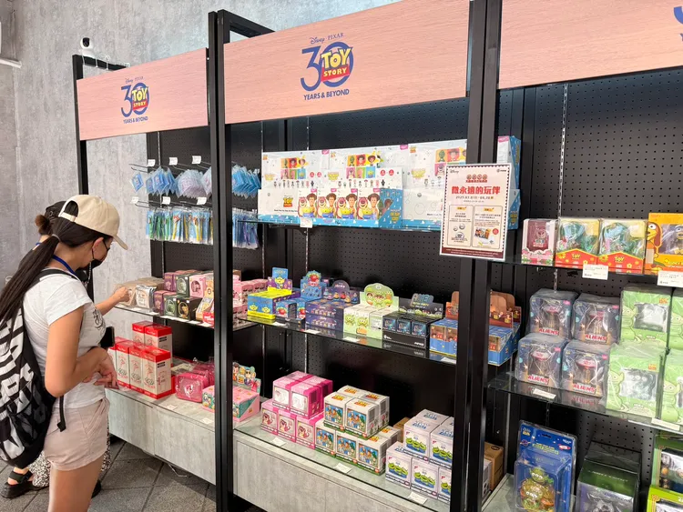 《玩具總動員》期間限定店現場超過100樣專為這場盛會設計的周邊商品。陳揚盛攝