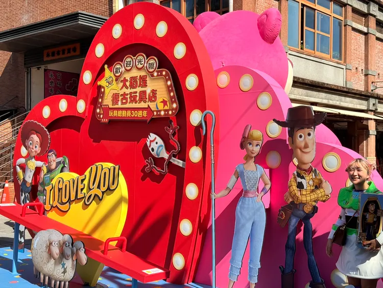 《玩具總動員》的情侶胡迪及寶貝，還有巴斯光年與翠絲前方有著象徵情感連結的紅色「愛情翹翹板」。陳揚盛攝