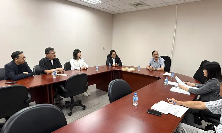 國民黨主席朱立倫召集主要黨務部門商討「823反罷免作戰計劃」。翻攝自朱立倫臉書