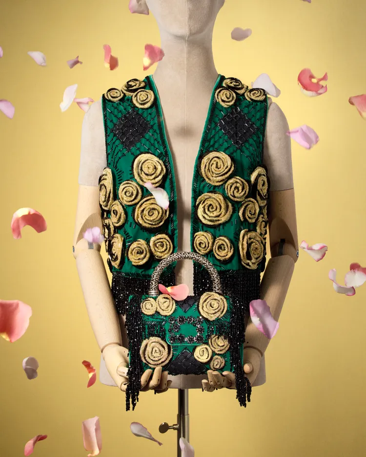 馬甲運用與手袋相同的工藝製成，襯托出袋款典雅輪廓。品牌提供